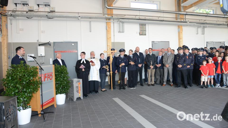 Bürgermeister Sebastian Hartl (links) nennt in einer seiner Ansprache das neue Feuerwehrgerätehauses einen Beitrag für den Schutz der Bevölkerung. Bild: bey