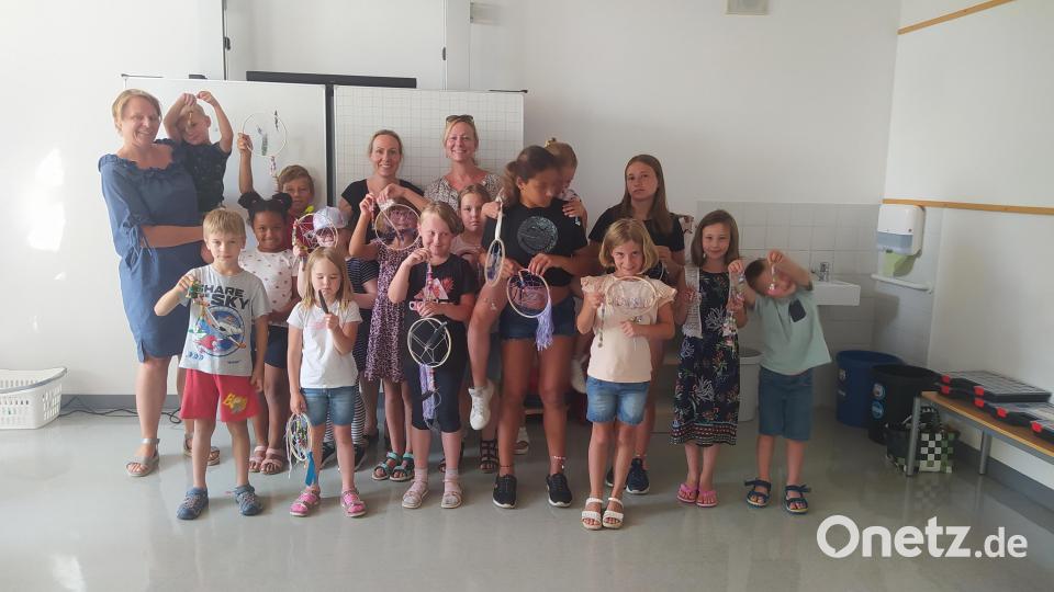 15 Kinder bastelten in Konnersreuth unter Anleitung Schlüsselanhänger und Traumfänger. Eingeladen dazu hatte der Kinderschutzbund. Bild: Nina Neumann/exb