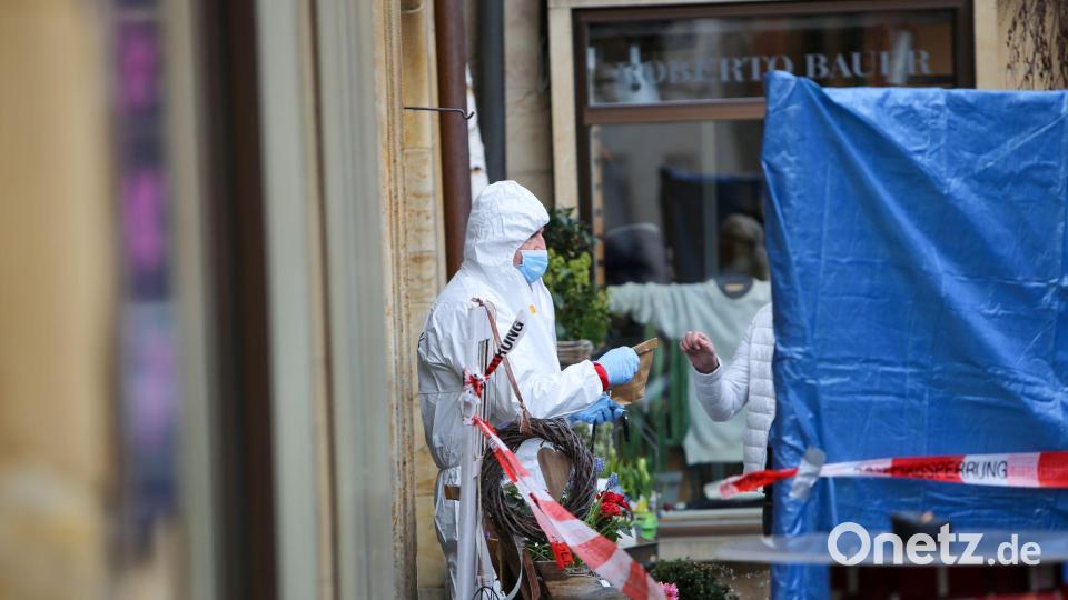 Die Spurensicherung am Tatort, nachdem eine Mitarbeiterin in einem Blumenladen getötet worden ist. Bild: Eberlein/vifogra/dpa