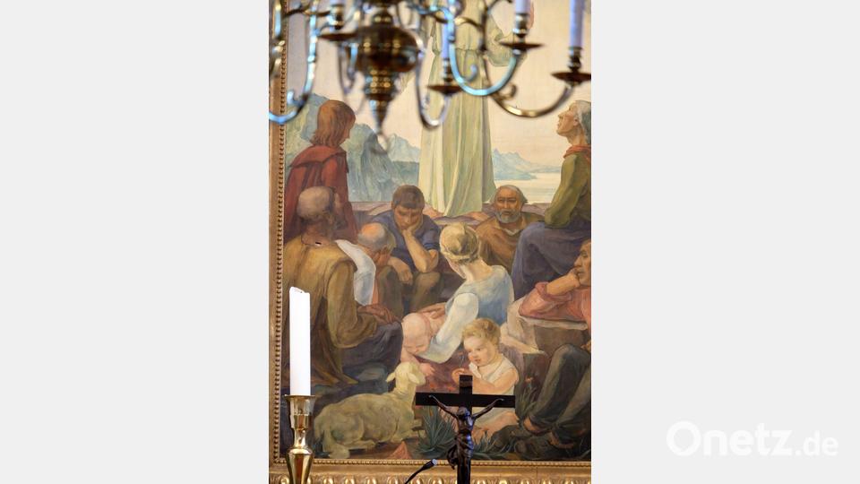 Das Altarbild weist auf der linken Seite ein Loch in der Leinwand auf. Dies geschah allerdings erst bei der letzten Kirchenrenovierung, als die Leinwand umkippte und auf die Antenne eines Radios, das den Arbeitern gehörte, fiel. Bild: wlr