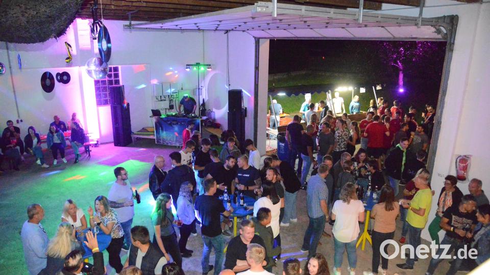 Die Wassermann-Halle mit ihrer Dekoration und den vielen Lichteffekten bot einen idealen Rahmen für die Schlagerparty der Theaterfreunde Pleystein. Bild: bey