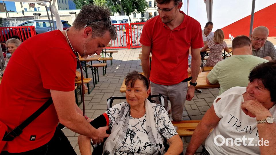 Benjamin und Michael Hirsch prüfen bei den Besuchern den Blutdruck. Bild: R. Kreuzer