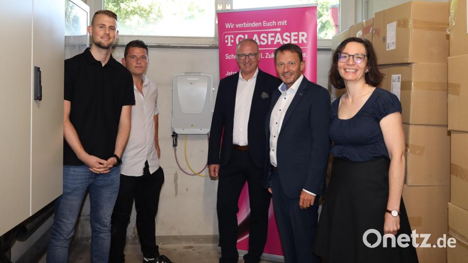 Systemadministrator Patrick Schieder, Bauleiter Daniel Strunz, Peter Roll, Regionalleiter Glasfaser Deutsche Telekom Region Süd, OB Jens Meyer und Breitbandkoordinatorin Roswitha Ruidisch vor der Telekom OneBox im Technikraum des Kepler-Gymnasiums. Bild: Pressestelle Stadt Weiden/exb