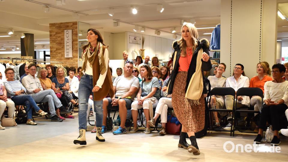 Lässig und praktisch präsentiert sich die Mode für den kommenden Herbst und Winter. Die Mannequins zeigten auf dem Laufsteg im Modehaus Jäger und Turba Beispiele für jede Altersklasse. Bild: ubb