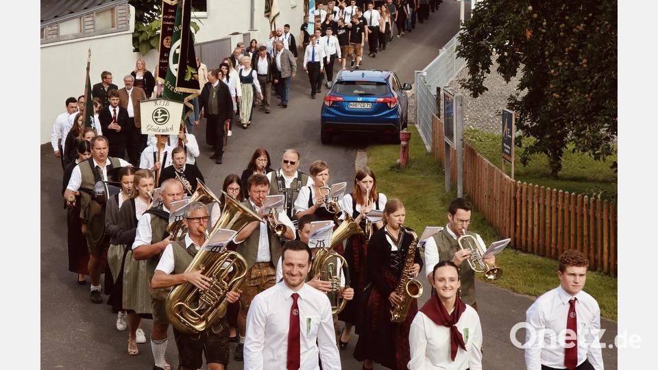 Der Festzug wird angeführt von den drei Vorständen (von links) Dominik Meißner, Ramona Hägler und Felix Mutzbauer. Bild: Hägler/exb