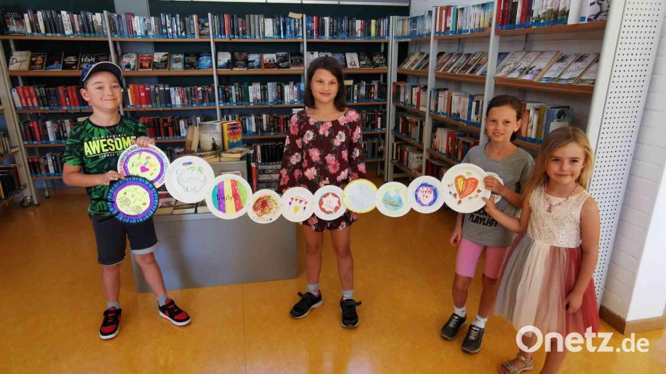Die zusammen gefügten bemalten Teller schmücken die Kinderbuchecke. Bild: gz