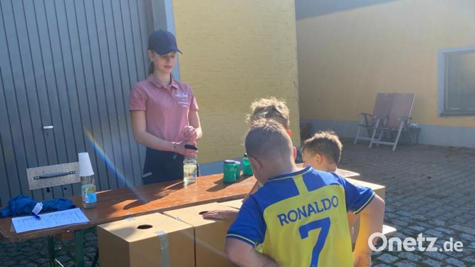 Der Fühl- und Riechsinn der Kinder wurde auch auf die Probe gestellt. Bild: Katharina Schöner/exb