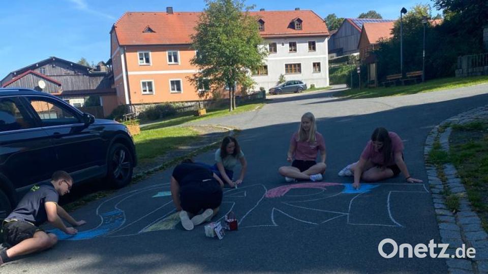 Die Festdamen bereiteten sich mit viel Mühe auf das Ferienprogramm vor. Bild: Katharina Schöner/exb