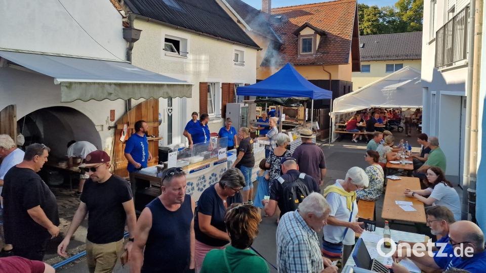 Der Italienischer Abend kommt bei den Neustädter bestens an. Die Tische waren auf dem gemütlichen Fleckchen in der Stadt schnell voll besetzt. Bild: krb