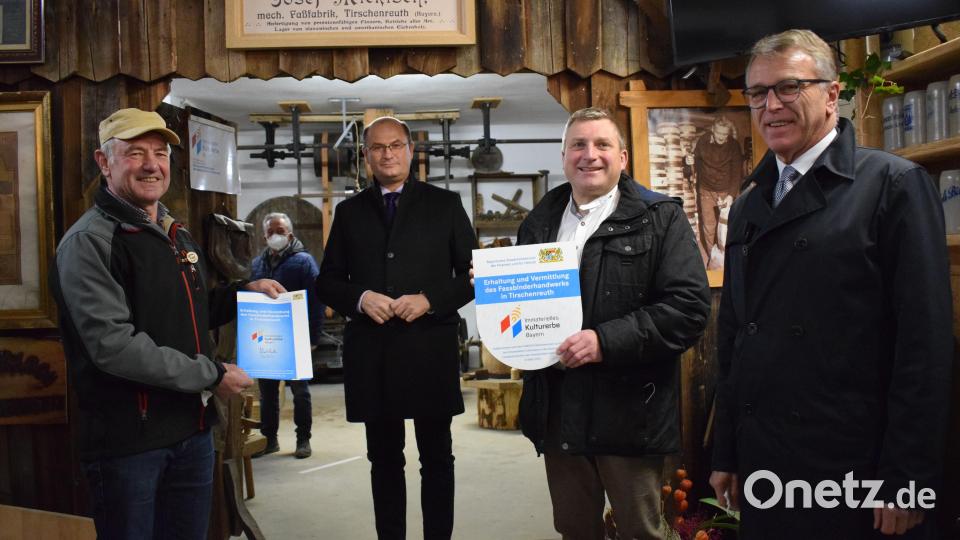 Die Bemühungen des Arbeitskreises Historisches Handwerk um den Erhalt des Fassbinderhandwerks wurden im März 2021 zum Immateriellen Kulturerbe Bayerns erklärt. Bei einem Besuch überreichte nun Heimatminister Alber Füracker dem Arbeitskreis nachträglich die Plakette. Bild: szl