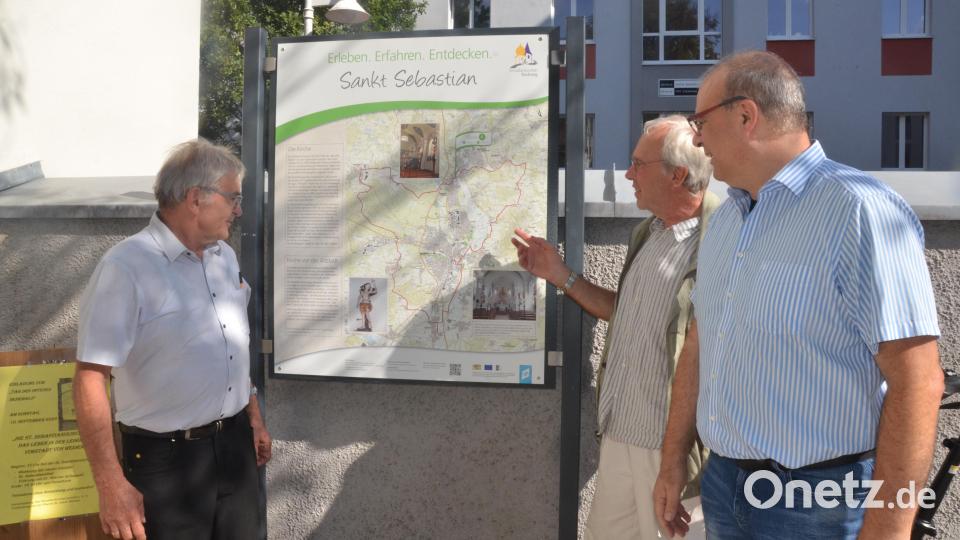 Herbert Baumann, Pfarrer Hans-Peter Pauckstadt-Künkler und Dekan Thomas Guba (von links) präsentieren die Informationstafel. Bild: Kunz