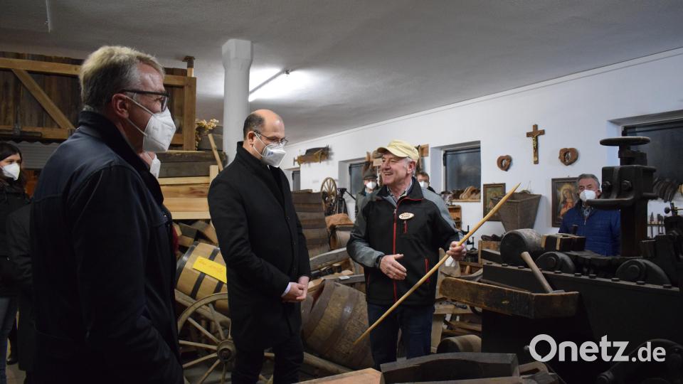 Albert Füracker (Zweiter von links) habe sich die Handwerkerscheune ganz anders vorgestellt, sagt er. &quot;Ein echtes Schmuckstück. Fantastisch, was es alles gibt&quot;. Bild: szl