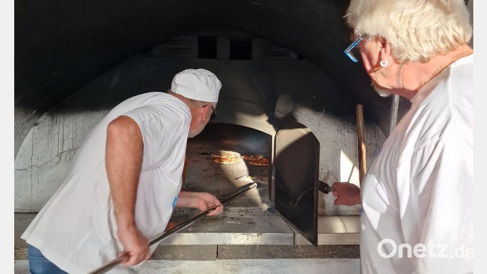 Unermüdlich schufteten die Pizzabäcker am Holzofen. Bild: krb