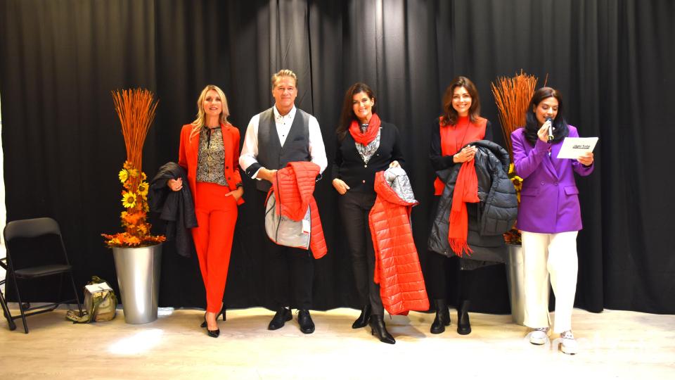 Marina, Mira, Jürgen und Mia verabschiedeten sich am Ende ihrer Präsentation gemeinsam mit Moderatorin Agnes Zimmermann von ihrem Publikum. Bild: ubb