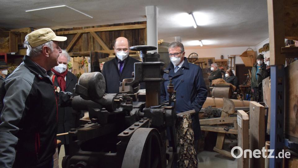 Sehr interessiert am alten Fassbinderhandwerk zeigte sich Heimatminister Albert Füracker (Mitte) bei seinem Besuch in der Handwerkerscheune. Er ließ sich von Herbert Konrad (links) alles genau erklären. Bild: szl
