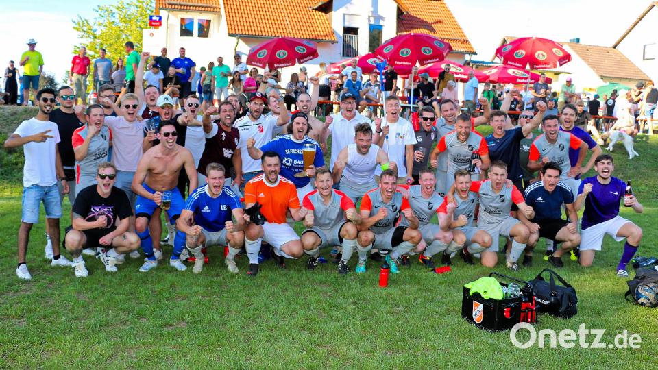 Doppelten Grund zur Freude hatten bei der offiziellen Platzeinweihung des TSV Friedenfels die Akteure der SG Friedenfels/Fuchsmühl. Nach ihrem Sieg gegen die Sportfreunde Kondrau kletterten sie an die Tabellenspitze in der Kreisklasse Stiftland. Bild: bsc