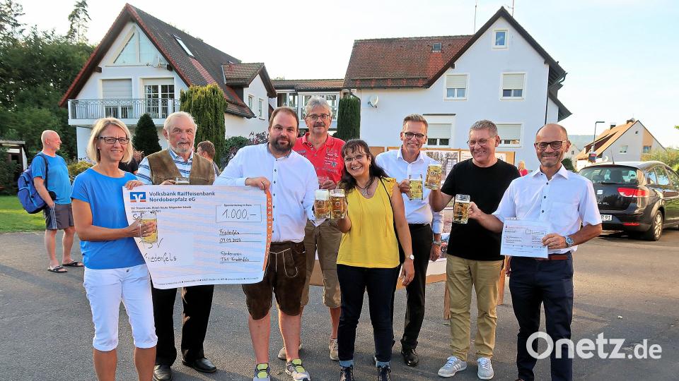 TSV-Vorsitzender Johannes Härtl (Dritter von links) freute sich über viele Glückwünsche und großzügige Spenden zur Einweihung des Trainingsplatzes. Im Bild Spender und ausführende Firmen mit (von links) Alexandra Kaßeckert (TSV-Förderverein), Bernhard Adam (Adam-Landschafts- und Sportplatzpflege), Thomas Haubner (Baugeschäft Haubner), Rita Kunz (Raiffeisenbank Oberpfalz Nord), Alexander Brittinger (Sparkasse Oberpfalz Nord), Bürgermeister Oskar Schuster und Stellvertretender Landrat Albert Scheidler. Bild: bsc