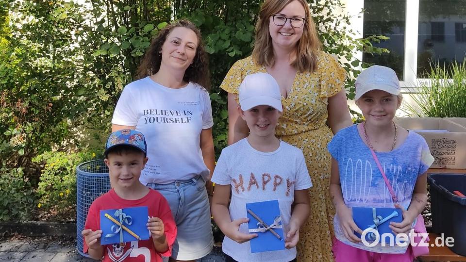Das Büchereiteam gratulierte den Erstplatzierten Nico Friedl, Melissa Hammerl und Angelina Füssl (v.r.) zu ihren Preisen. Bild: gz