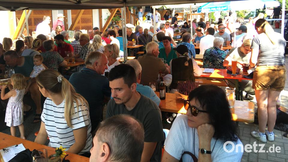 Zum Frühschoppen waren schon alle Plätze vergeben. Fleißige Helfer haben weitere Tische und Bänke aufgestellt, um dem Besucherandrang gerecht zu werden. Bild: cro