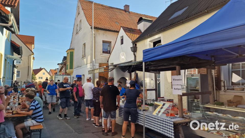 Etwas Geduld war an den Versorgungsständen gefragt. Bild: krb