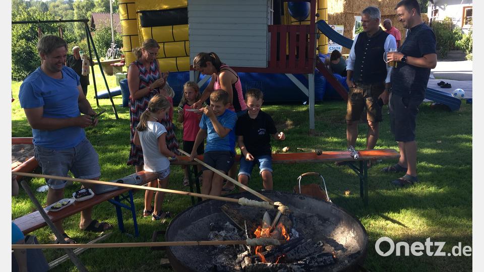 Trotz der heißen Temperaturen hatten die Kinder Spaß, Folienkartoffeln und Stockbrot über dem Kartoffelfeuer zu halten. Bild: cro