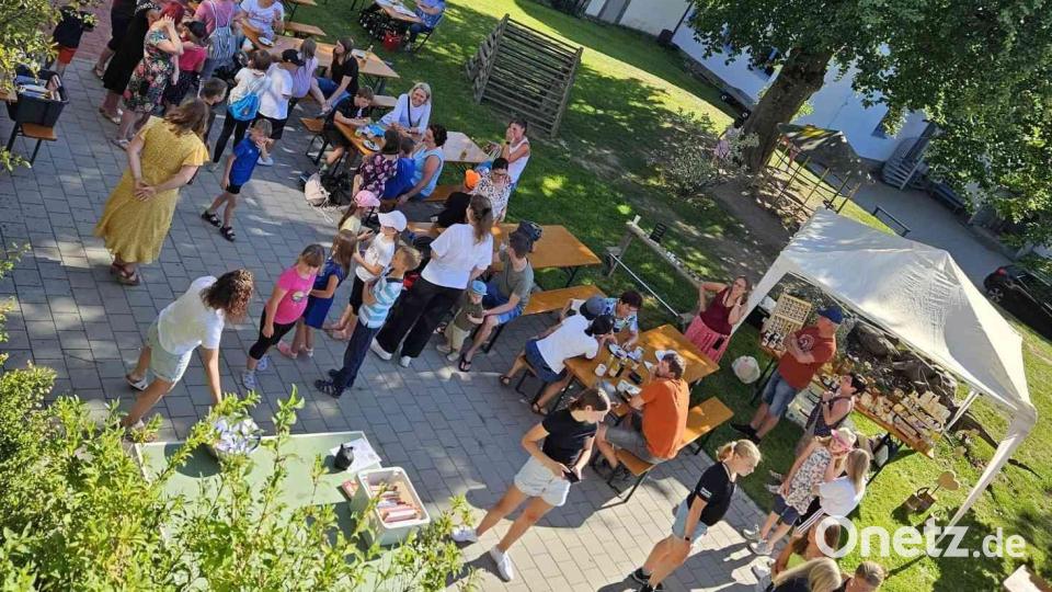 Im Pausehof wurde mit Spielen und Verkaufsständen für die kleinen und größeren Besucher etwas geboten. Bild: gz