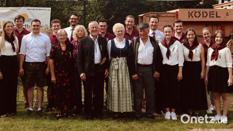 Der Jubelverein feiert mit ehemaligen Landjugendmitgliedern aus dem Festjahr 1973. Bild: Hägler/exb