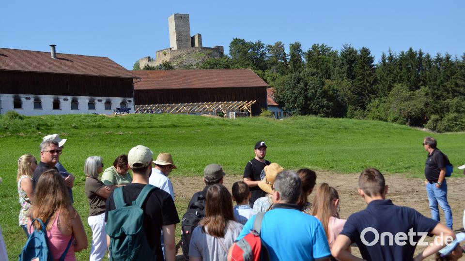 Gästeführer Florian Wein führte durch die klassische Zeitreise bei Murach. Bild: Erasmus Gerhards/exb