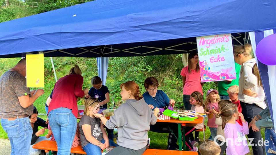Die Nachbarschaftshilfe Pullenreuth hatte zum Familiennachmittag eingeladen. Beliebt bei den Kindern: Angelinas Schminkecke. Bild: Nachbarschaftshilfe Pullenreuth/exb