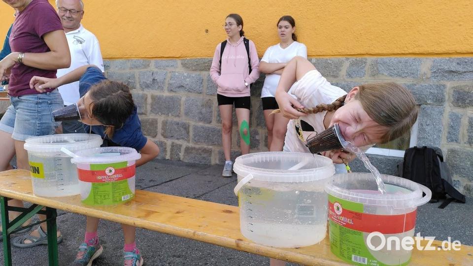 Beim Wasserschöpfen war die richtige Technik gefragt. Bild: Jasmin Gassner/exb