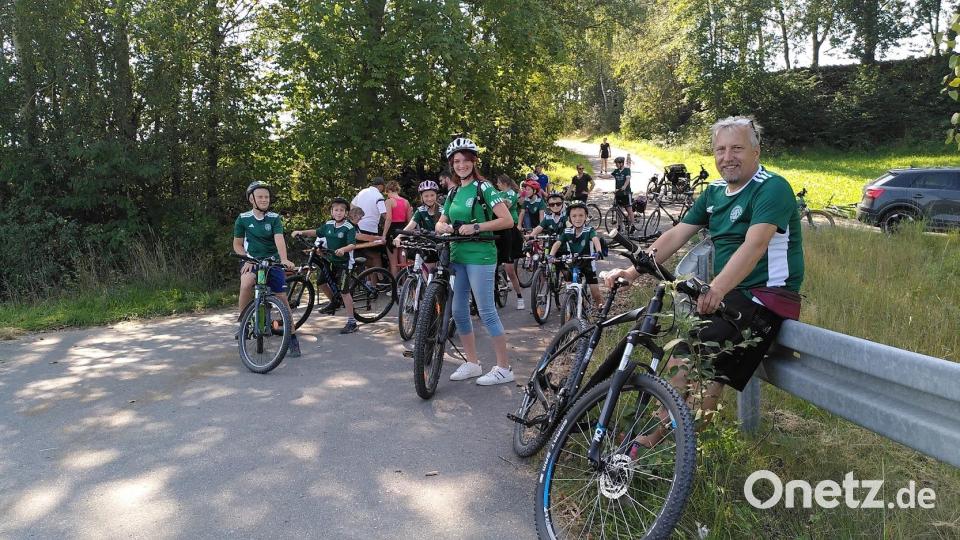 Der TSV Dieterskirchen holt sich den zweiten Preis bei der 40. Fahrradorientierungsfahrt für die größte Teilnehmerschar. In der Einzelwertung haben vor allem die Kinder die Nase vorne. Bild: Jasmin Gassner/exb