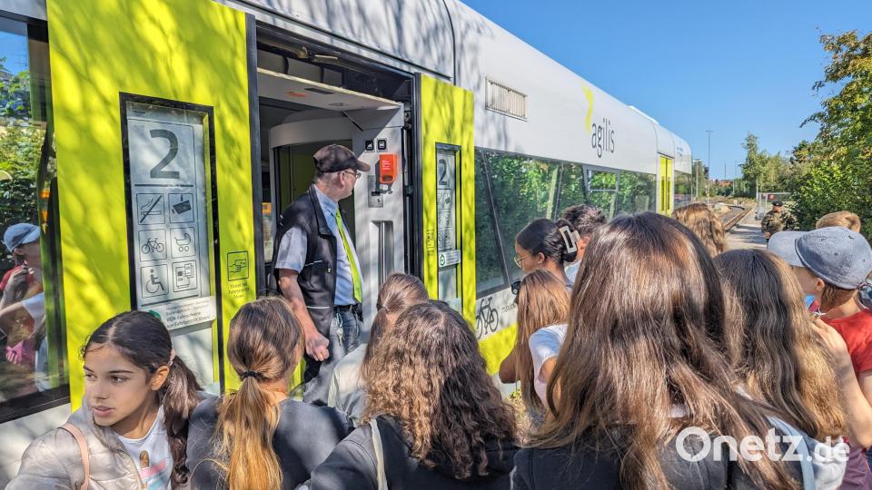 Am Weidener Bahnhof erhalten die Jugendlichen eine Einweisung am Zug. Bild: Bundespolizei/exb