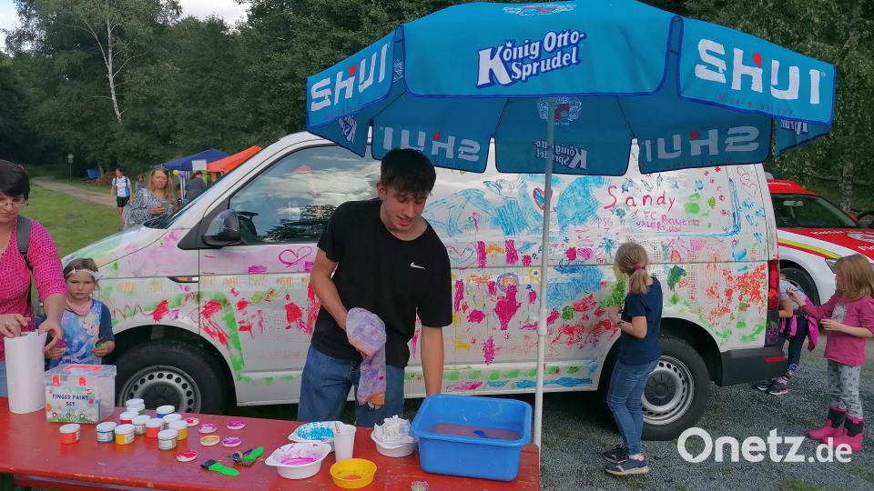 Mit Pinsel und Farbe ging&#039;s an den VW-Kastenwagen, der zuvor noch in schlichtem Weiß lackiert, danach aber bunt bemalt war. Bild: Nachbarschaftshilfe Pullenreuth/exb