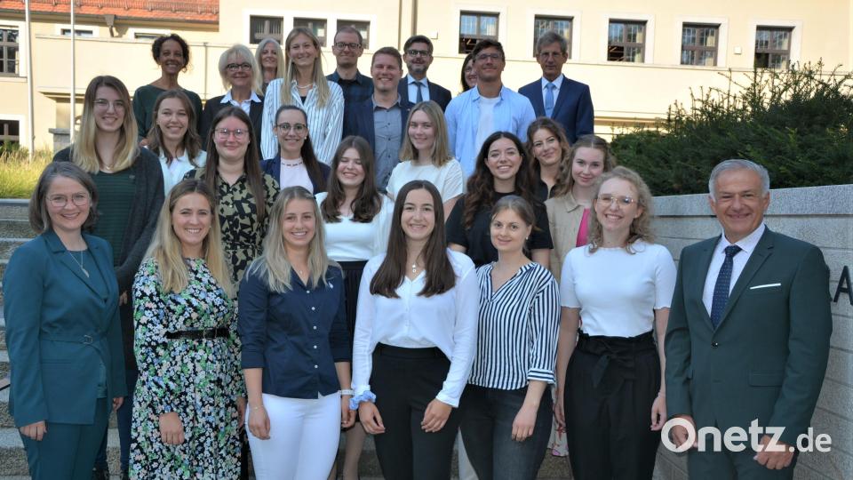 Insgesamt 19 junge Frauen und Männer haben am Montag den offiziellen Amtseid als angehende Lehramtsanwärter abgelegt. Bild: jr