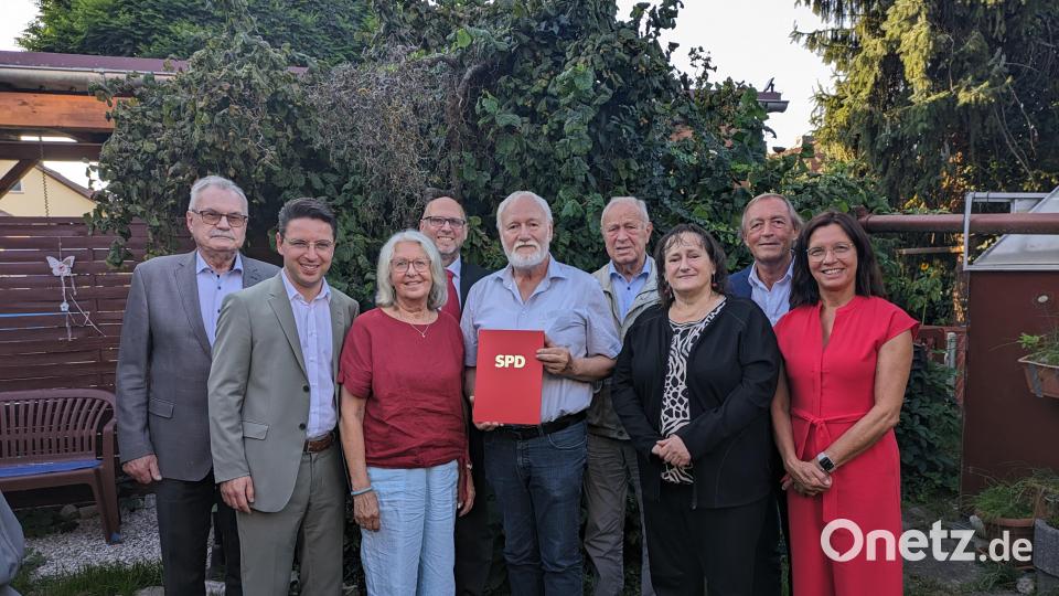 Die Dachelhofer SPD feierte ihr &quot;100-Jähriges&quot;. Die halbe Zeit, also 50 Jahre, ist Josef Schießl (Mitte) Sozialdemokrat. Dafür gab es eine Ehrenurkunde. Zu den Gratulanten gehörten wichtige SPD-Vertreter und aus Stadt und Landkreis, unter ihnen Bundestagsabgeordnete Marianne Schieder (Dritte von rechts). Bild: Thomas Dobler