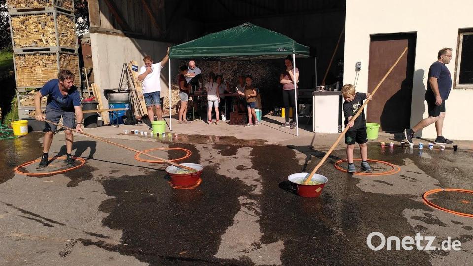 Andernorts galt es, Golfbälle zu fischen und auf Joghurtbecher zu verteilen. Bild: Jasmin Gassner/exb