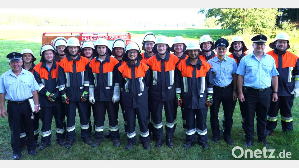 Die Feuerwehr Spielberg mit den geprüften Feuerwehrleuten und Schiedsrichtern Bild: fvo