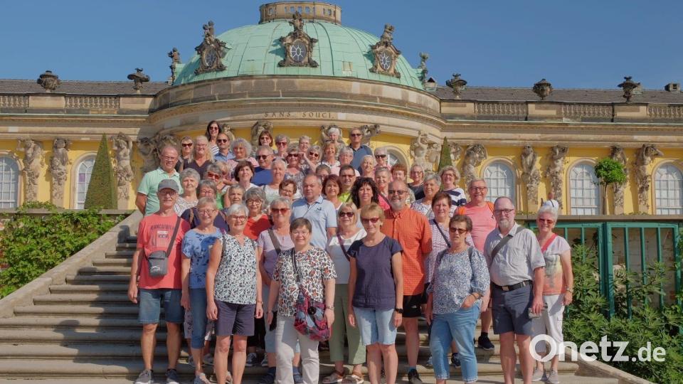 Die Reisegruppe auf den Stufen vor Schloss Sanssouci. Bild: Evi Rauch/exb