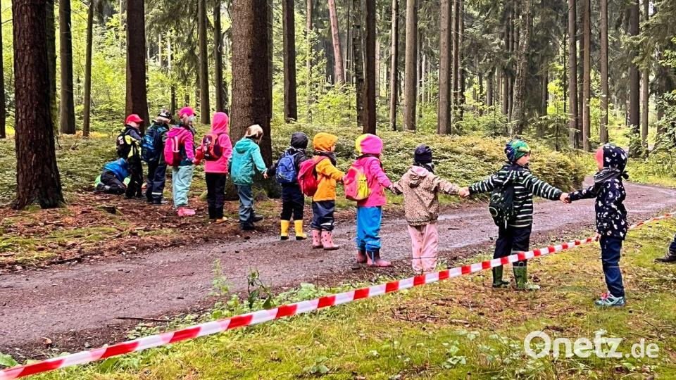 Zu einem kleinen Rettungsabenteuer luden die Familienbeauftragten in den Wald hinter dem großen Weiher. Zusammen mit der Elternschmiede aus Pirk galt es hier, Kooperations- und Teamfähigkeit zu beweisen. Bild: Bettina Krapfl/ exb