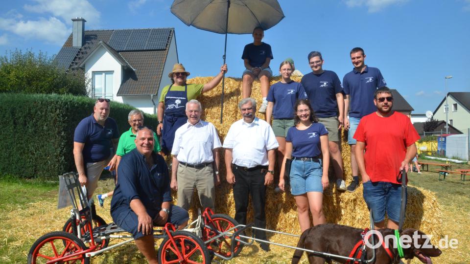 Eine Hüpfburg aus Strohballen hat Tradition bei der Siedlergemeinschaft Krumme Äcker. Bild: Kunz