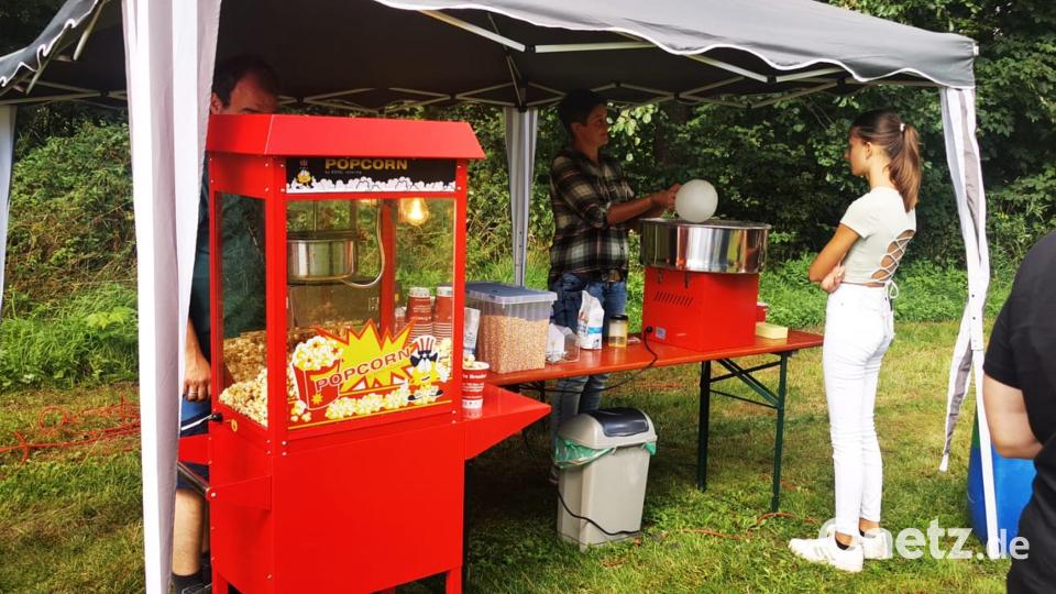 Hergestellt und angeboten wurden viele Portionen Popcorn, für die es reichlich Abnehmer gab. Bild: Nachbarschaftshilfe Pullenreuth/exb