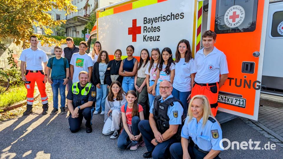 Die "Schoolguards" am Rettungswagen. Bild: Bundespolizei/exb