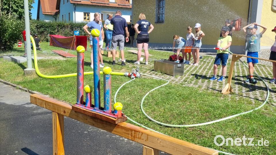 Bei der Feuerwehr in Wildenau waren Geschicklichkeit und Zielwasser gefragt. Bild: Bettina Krapfl/ exb