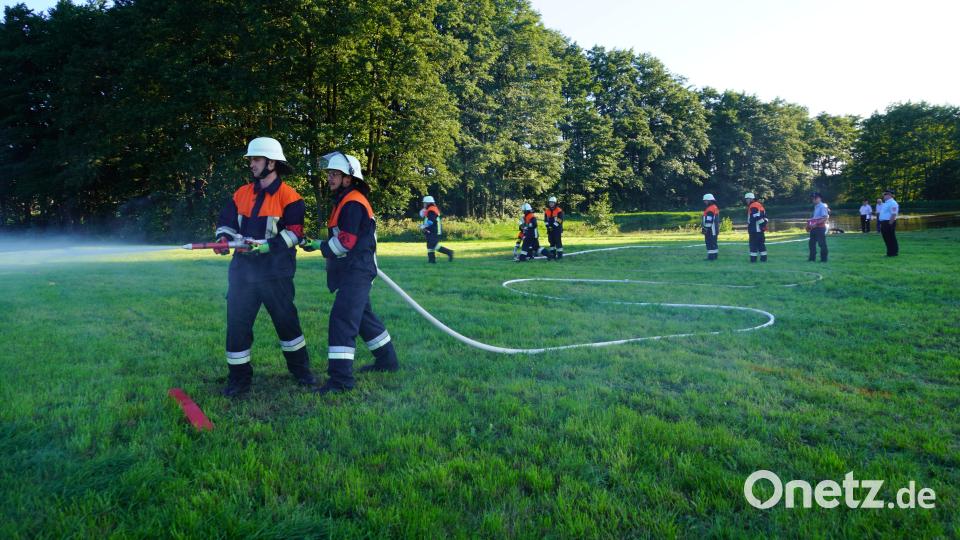 Auch Löschen war bei der Leistungsprüfung eine der Aufgaben. Bild: fvo