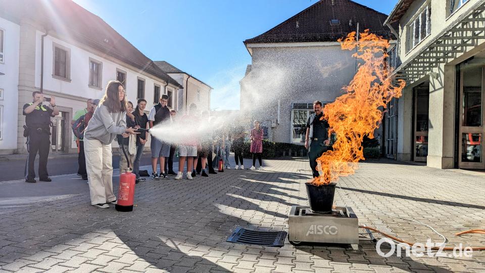 Bei der Ausbildung zum "Schoolguard" lernen die Jugendlichen unter anderem, wie man einen Brand mit dem Feuerlöscher bekämpft. Bild: Bundespolizei/exb