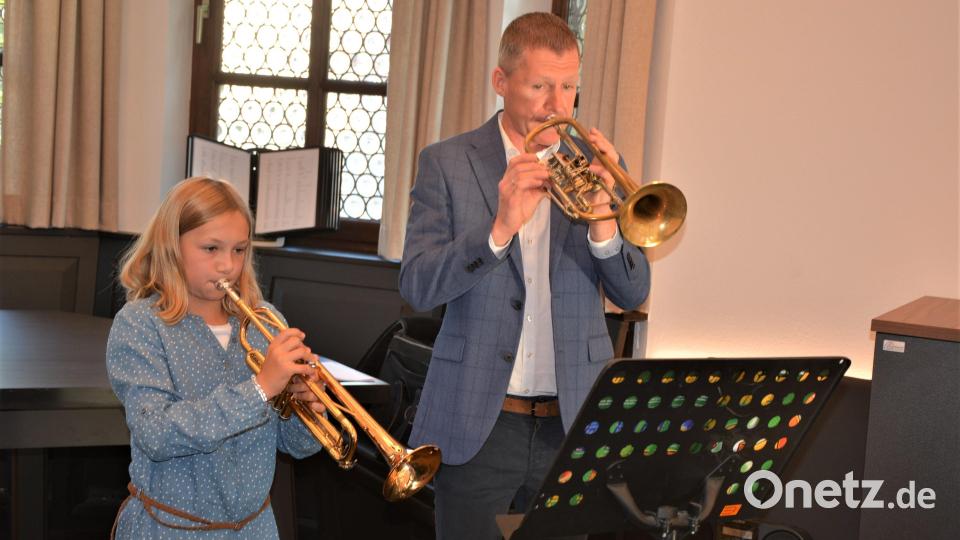 Charlotte Wunderer und Kreismusikschulleiter Tobias Böhm spielten gemeinsam auf der Trompete bei der Vereidigung der neuen Lehrer im Schulamtsbezirk Tirschenreuth. Bild: jr