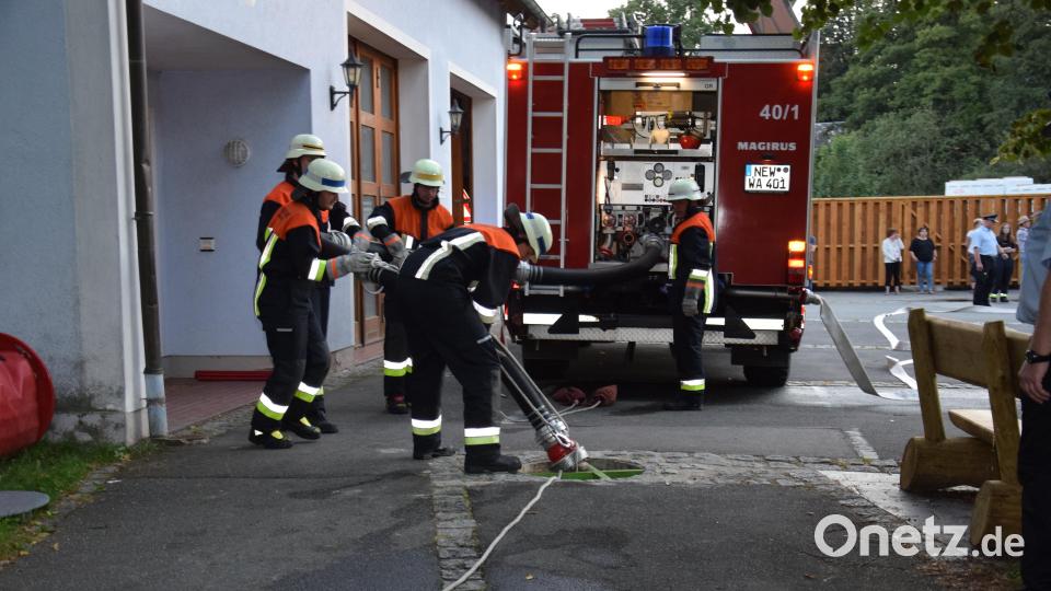 Löschwasserentnahme aus einer Zisterne: Auch hier müssen alle Handgriffe sitzen. Bild: fla