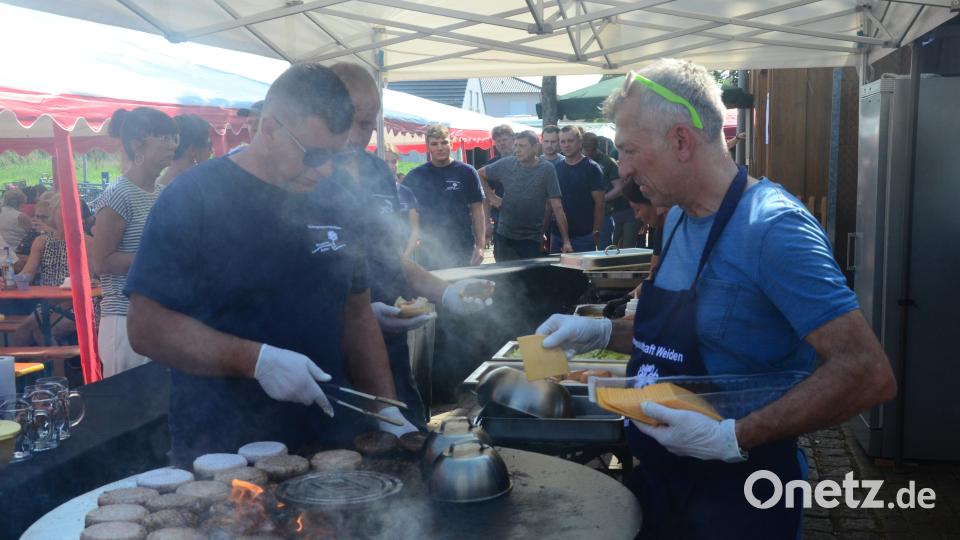 Die legendären &quot;Siedler-Burger&quot; gingen weg wie die warmen Semmeln. Bild: Kunz
