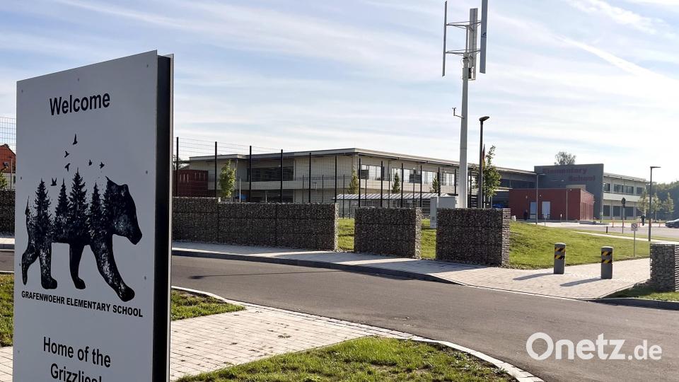 Für 37,5 Millionen US-Dollar wurde in Grafenwöhr die neue US-Grundschule gebaut und nun offiziell ihrer Bestimmung übergeben. Wert wurde beim Bau auf Umweltaspekte und Nachhaltigkeit gelegt, was auch ein vertikales Windrad vor der Schule demonstriert. Bild: mor