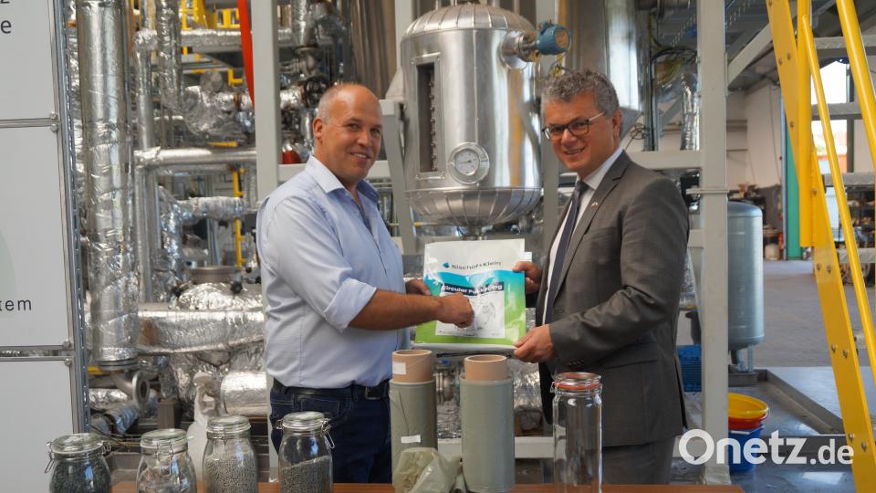 Diese Verpackung für Hundefutter, die Geschäftsführer Johannes Lober (links) und Bürgermeister Martin Birner in den Händen halten, ist das Resultat der neuen Technologie, bei der reiner Kunststoff herauskommt. Bild: wel